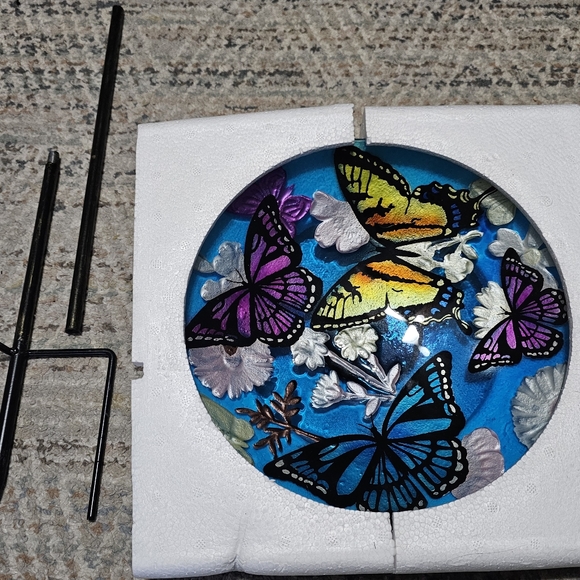 Bountiful butterfly birdbath - Picture 4 of 5